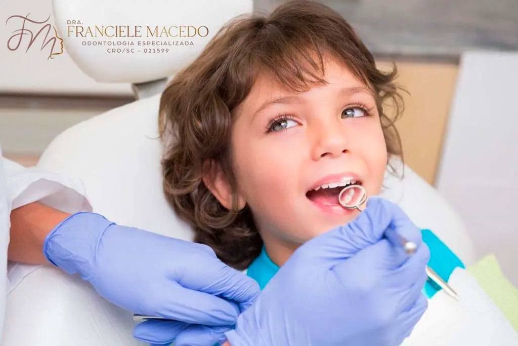 Cronologia Normal para a Troca dos Dentes de Leite. - Odontopediatra em Blumenau. - Dra. Franciele Macedo Odontologia Especializada.